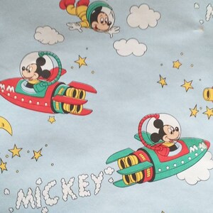 Papier peint Mickey Mouse. Papier fabuleux Mickey Mouse vintage des années 1960 qui peut être utilisé pour la création d'art mural, de décalcomanies, d'empheras, de cartes et de travaux manuels