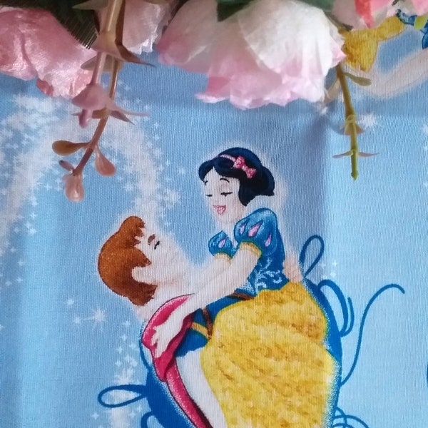 Tissus Blanche-Neige Disney - tissu vintage 1980 Seven Dwarfs et magnifique nouveau tissu Blanche-Neige magnifiques couleurs vives et très amusantes.