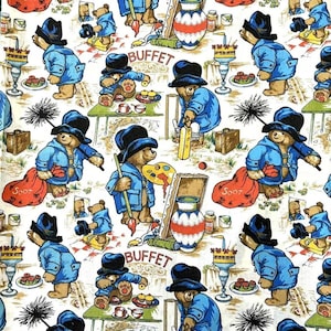 Op de afbeelding: Een herhalend stofpatroon met Paddington Beer in een blauwe duffelcoat en zwarte hoed. De beer is afgebeeld tijdens diverse activiteiten, zoals schilderen, het vasthouden van een schoorsteenvegerborstel, het dragen van een rode tas met het opschrift SOOT en eten aan een tafel met het opschrift BUFFET.
