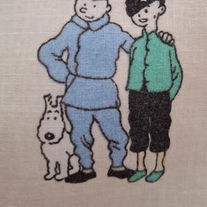 Puede incluir: Dos personajes de dibujos animados, uno con una chaqueta azul y el otro con una chaqueta verde, se paran uno al lado del otro con un perro blanco frente a ellos.