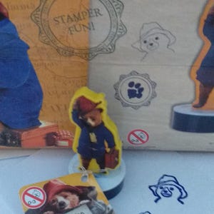 Paddington Bear-stempels prachtige nieuwe ambachtelijke stempels, ideaal voor feesttassen. 2 cm hoog, met Paddingyon die zijn hoed afzet. Gelicentieerd.