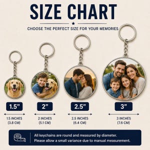 K&ouml;nnte beinhalten: Eine Gr&ouml;&szlig;entabelle f&uuml;r runde Fotoschl&uuml;sselanh&auml;nger mit vier Durchmessern: 3,8 cm (1,5 Zoll), 5,1 cm (2 Zoll), 6,4 cm (2,5 Zoll) und 7,6 cm (3 Zoll). Jeder Schl&uuml;sselanh&auml;nger besteht aus einem Metallring und einer Kette.