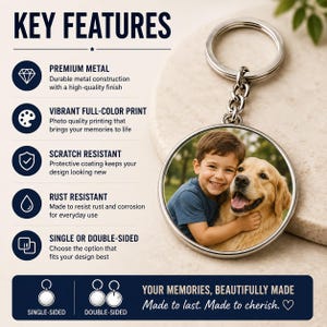 K&ouml;nnte beinhalten: Ein runder Metall-Schl&uuml;sselanh&auml;nger mit einem farbigen Foto eines Kindes, das einen Golden Retriever umarmt. Das Bild enth&auml;lt Text, der die Hauptmerkmale auflistet: Premium Metal, Vibrant Full-Color Print, Scratch Resistant, Rust Resistant.