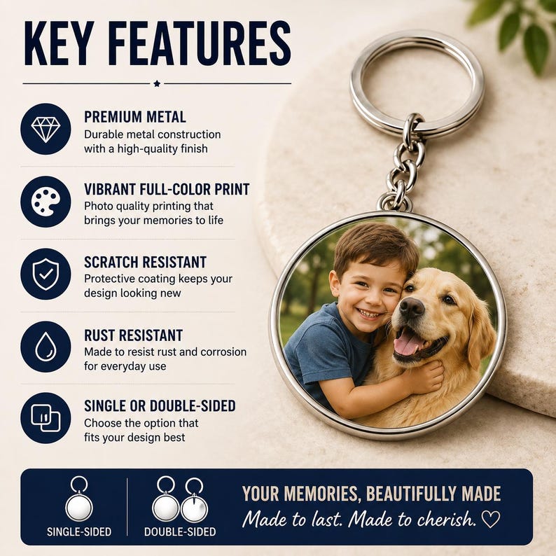 K&ouml;nnte beinhalten: Ein runder Metall-Schl&uuml;sselanh&auml;nger mit einem farbigen Foto eines Kindes, das einen Golden Retriever umarmt. Das Bild enth&auml;lt Text, der die Hauptmerkmale auflistet: Premium Metal, Vibrant Full-Color Print, Scratch Resistant, Rust Resistant.