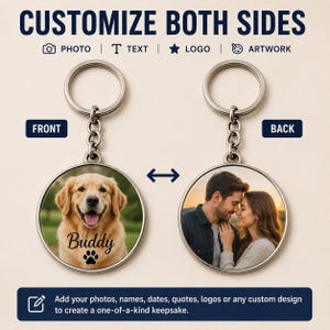 K&ouml;nnte beinhalten: Zwei runde Metallschl&uuml;sselanh&auml;nger mit silbernen Ringen und Ketten. Die Vorderseite zeigt einen Golden Retriever mit dem Namen Buddy und einer Pfote. Die R&uuml;ckseite zeigt ein Paar. Text: CUSTOMIZE BOTH SIDES und Add your photos, names, dates.
