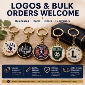 K&ouml;nnte beinhalten: F&uuml;nf runde Schl&uuml;sselanh&auml;nger aus goldfarbenem Metall mit individuellen Designs: Texas Strong, Houston Skyline, Houston Fire Dept, Eastside Soccer Club und Lakeview Class of 2024. Text: LOGOS & BULK ORDERS WELCOME, Businesses, Teams, Events, Fundraisers.