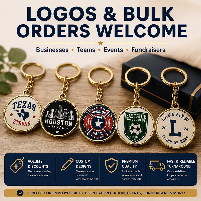 K&ouml;nnte beinhalten: F&uuml;nf runde Schl&uuml;sselanh&auml;nger aus goldfarbenem Metall mit individuellen Designs: Texas Strong, Houston Skyline, Houston Fire Dept, Eastside Soccer Club und Lakeview Class of 2024. Text: LOGOS & BULK ORDERS WELCOME, Businesses, Teams, Events, Fundraisers.