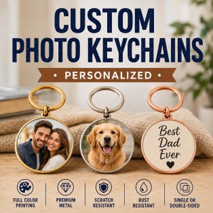 K&ouml;nnte beinhalten: Drei runde Metallschl&uuml;sselanh&auml;nger mit Spaltringen. Der erste ist goldfarben mit einem Foto eines Paares. Der zweite ist silberfarben mit einem Foto eines Golden Retrievers. Der dritte ist ros&eacute;goldfarben mit dem Text Best Dad Ever und einem Herz.