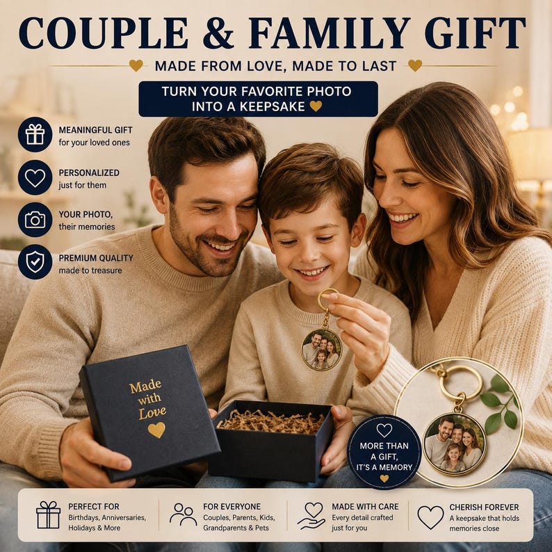 K&ouml;nnte beinhalten: Eine dunkelblaue Geschenkbox mit dem Text Made with Love und einem goldenen Herzsymbol sowie ein runder goldener Schl&uuml;sselanh&auml;nger mit einem Familienfoto. Das Bild enth&auml;lt die &Uuml;berschrift Couple & Family Gift und listet Merkmale wie Meaningful Gift, Personalized, Your Photo und Premium Quality auf.