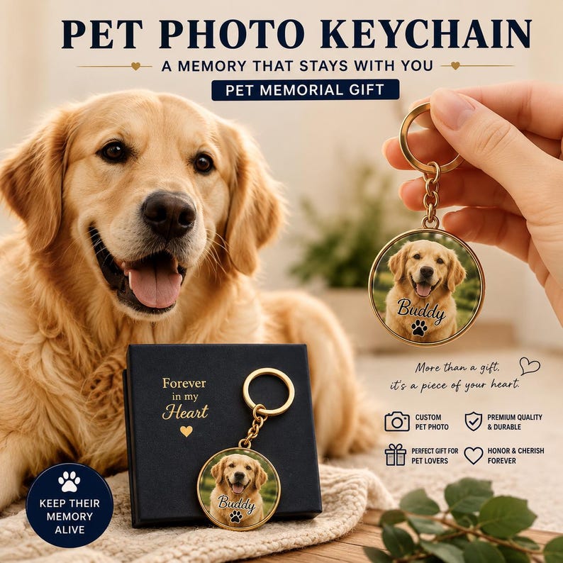 K&ouml;nnte beinhalten: Ein runder Schl&uuml;sselanh&auml;nger aus goldfarbenem Metall mit einem individuellen Foto eines Golden Retrievers, dem Namen Buddy und einem Pfotenabdruck-Symbol auf der Oberfl&auml;che. Der Anh&auml;nger hat einen goldenen Ring und eine schwarze Geschenkbox.