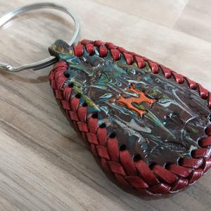 Nyckelring i marmorerat hartsläder, flätad nyckelring i flytande konst, handgjord boho-nyckelring, unika droppformade biltillbehör, hantverksmässig julklapp till honom