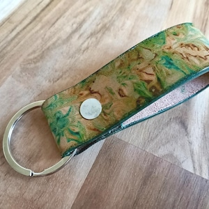 Marbled Green Leather Keychain, Fluid Art Painted Strap Key Fob, Handmade Boho Loop Keyring, Artisan Car Accessory Gift For Her