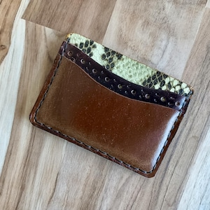 Handgjord korthållare i ormskinnsläder, smal plånbok i kohud med galen häst, minimalistiskt vegetabiliskt brunt kortfodral, seddelficka med tre fack framtill