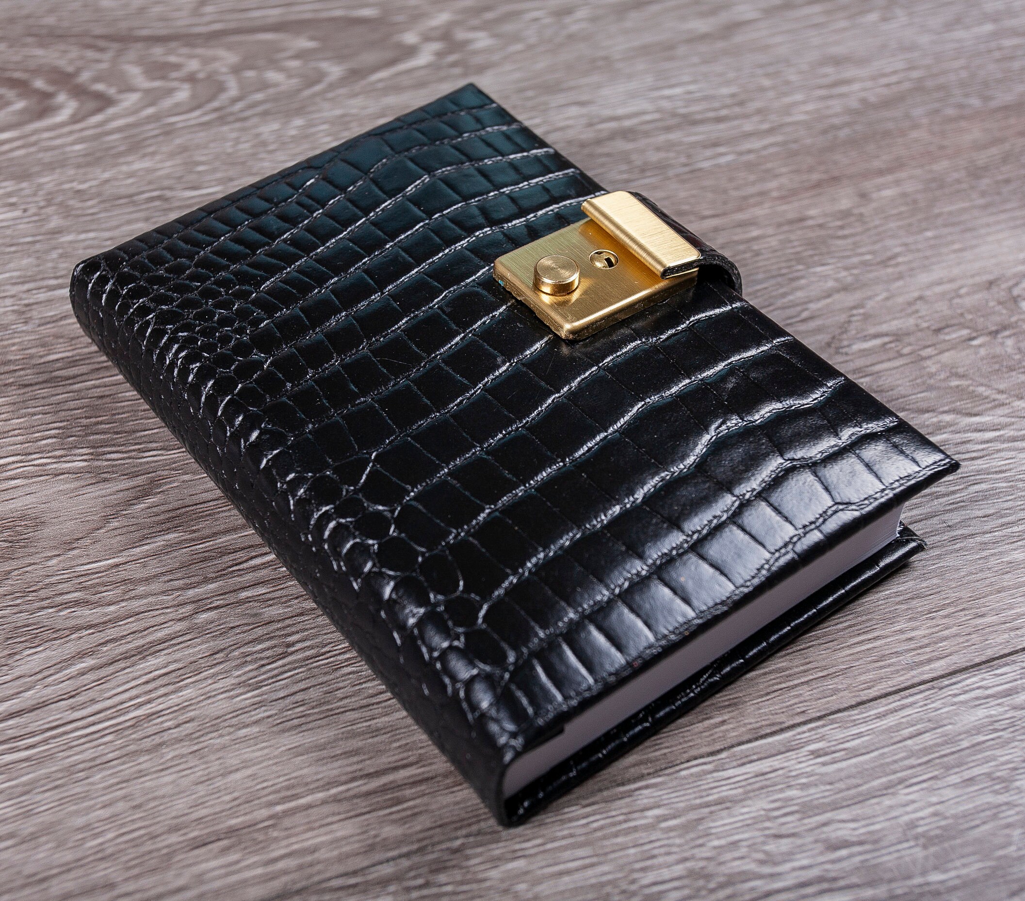 Lockable A6 Leather Journal: Croc Print Five Year Diary