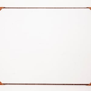 Peut inclure: Un fond blanc avec un cadre en cuir brun. Le cadre a un design simple avec quatre coins.