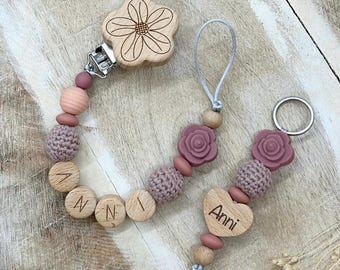 Schnullerkette oder Schlüsselanhänger mit Namen für Mädchen in rosa Tönen mit Silikon Blume und Holz, Babygeschenk zur Geburt oder Taufe