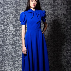 Blauwe jurk met strikhals en zakken. Blauwe bruidsmeisjesjurk korte mouw - verkrijgbaar in 50+ kleuren