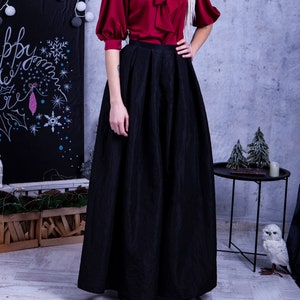Long taffeta skirt. Pleated taffeta skirt with pockets. Floor length casual black skirt
