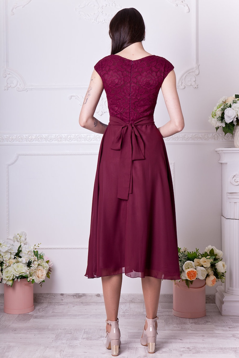 Robe courte en dentelle couleur Bordeaux. Longueur de ...