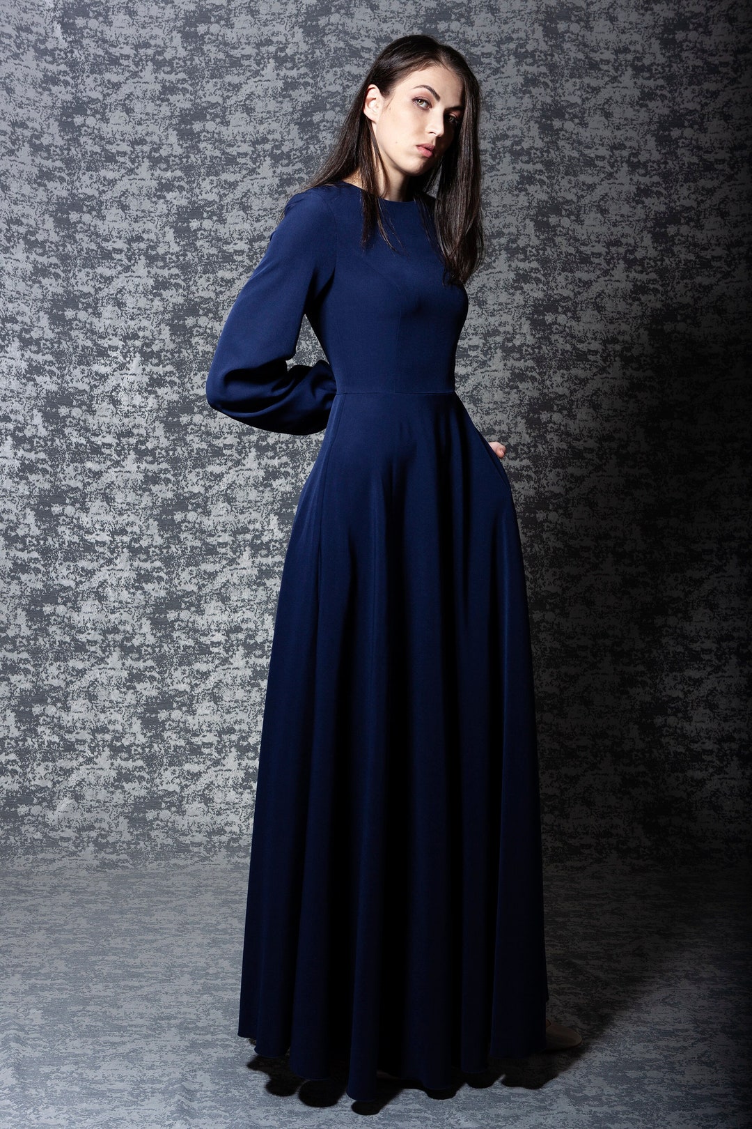 Vestido largo de dama de honor azul marino con manga. Vestido - España