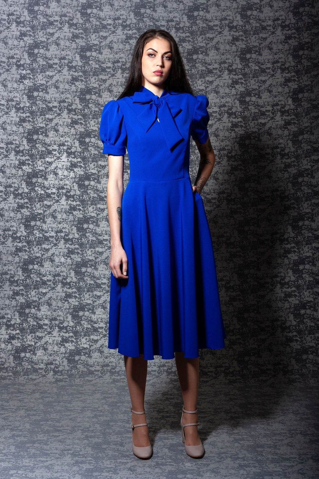 Vestido de cuello de lazo azul con Vestido de dama de