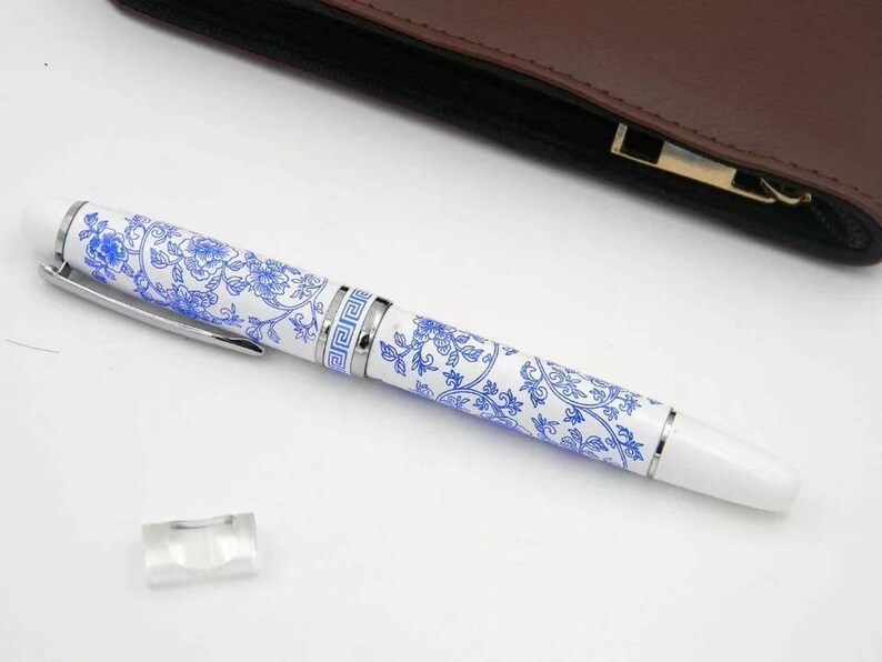 hand lettering with fountain pen