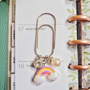 Planer-Anhänger in Pastellfarbenem Regenbogen-Design
