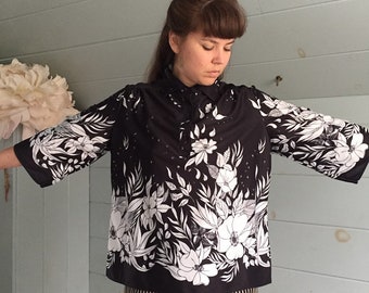 Vintage unisex 1970s floral print tunic style shirt with great black and white floral print!