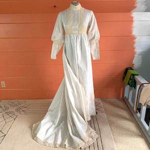 Vintage 1960s Brides world white wedding dress with detacheable train and ivory lace trim