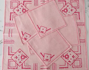 Seltene Art Deco rosa Baumwolle handgemacht bestickte Tischsets und Servietten.