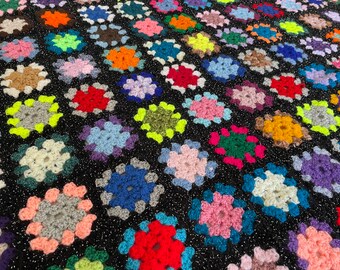 Handgehäkelte Oma-Decke: Leuchtende Retro-Farben, glitzernde schwarze Wolle (108 x 90 cm)