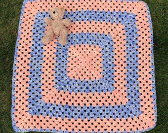 Vintage Style Häkeldecke: Pfirsich & Blau Handgehäkelte Decke