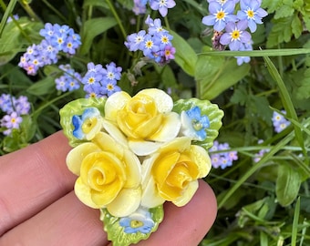 Gelbe Rose Keramik Brosche von Coalport, Vintage Porzellan Rose und Vergissmeinnicht Blumen Brosche.