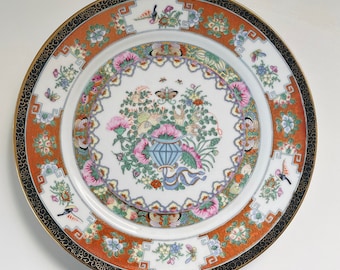 Prato Chinoiserie raro, grande prato decorativo de cerâmica chinesa pintado à mão, com motivos botânicos e detalhes dourados.