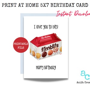 Puede incluir: Tarjeta de cumpleaños imprimible de 5x7 con una ilustración de una caja de Timbits de Tim Hortons. La tarjeta dice "I love you to bits!" y "Happy Birthday!". Incluye el texto "Print at Home" y "Instant Download".