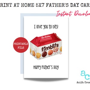Puede incluir: Una tarjeta del Día del Padre con el texto "I love you to bits!" y "Happy Father's Day!". La tarjeta presenta una caja de Timbits de Tim Hortons. También están presentes las palabras "Print at Home 5x7 Father's Day Card" e "Instant Download".