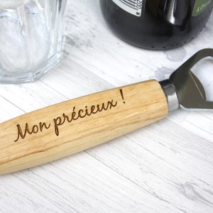 Peut inclure: Un ouvre-bouteille en bois avec un ouvre-bouteille en métal et un manche gravé du texte "Mon précieux !"