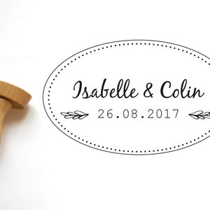 Tampon personnalisé mariage chic et champêtre, pour invitations, cartes, faire-parts, texte avec prénoms des mariés, date, forme ovale, bois