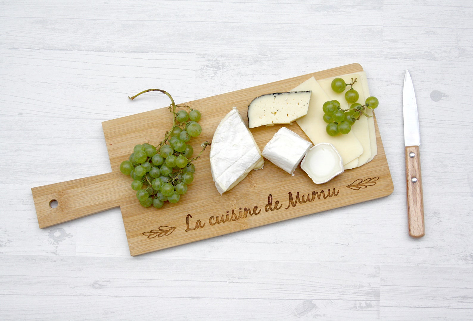 Planche à Découper Personnalisée Pour L'Apéritif - Bois Avec Prénom - Cadeau Crémaillère, Anniversaire - Avec Lanière De Suspension - 8