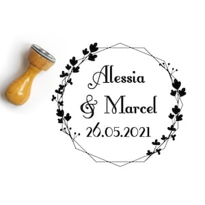 Gepersonaliseerde landhuwelijksstempel met bloemenkroon, voor het personaliseren van enveloppen, uitnodigingen met namen, gemaakt in Frankrijk