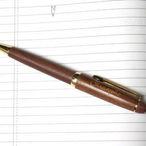 Stylo personnalisé en bois de noyer, marron foncé, texte personnalisable gravé et doré, cadeau unique anniversaire, mariage, noël image 3