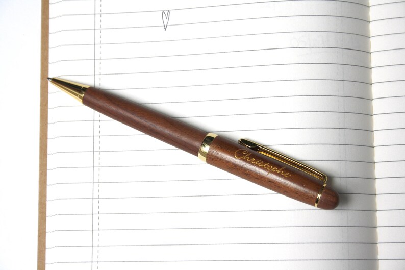 Stylo personnalisé en bois de noyer, marron foncé, texte personnalisable gravé et doré, cadeau unique anniversaire, mariage, noël image 3