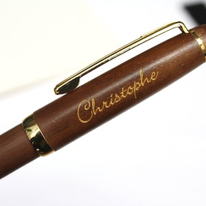 Stylo personnalisé en bois de noyer, marron foncé, texte personnalisable gravé et doré, cadeau unique anniversaire, mariage, noël image 1