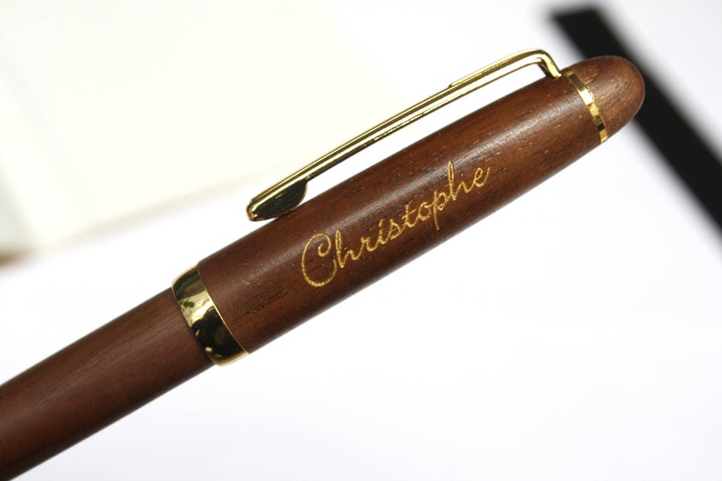 Stylo personnalisé en bois de noyer, marron foncé, texte personnalisable gravé et doré, cadeau unique anniversaire, mariage, noël image 1