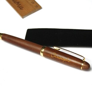 Stylo personnalisé en bois de noyer, marron foncé, texte personnalisable gravé et doré, cadeau unique anniversaire, mariage, noël image 5