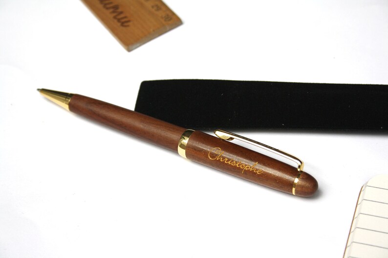 Stylo personnalisé en bois de noyer, marron foncé, texte personnalisable gravé et doré, cadeau unique anniversaire, mariage, noël image 5