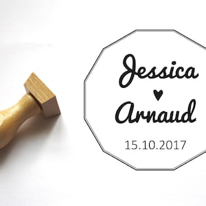 Tampon personnalisé mariage, inscription logo personnalisable avec vos noms et date, motif coeur, style sobre, personnalisation sur mesure