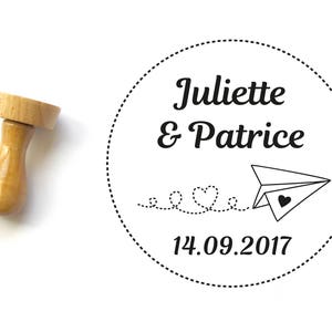 Tampon mariage avion coeur, voyage, bois rond, personnalisable avec les prénoms des mariés et la date du mariage, diamètre 4 cm, sur mesure