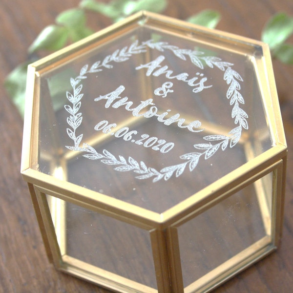 Boîte à alliances en verre et métal doré personnalisée avec vos prénoms et date gravés, mariage style champêtre, forme hexagonale