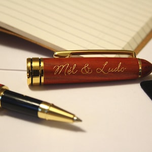 Stylo personnalisé en bois rouge foncé, texte personnalisable gravé et doré, bille roller, cadeau unique anniversaire, mariage, noël rentrée